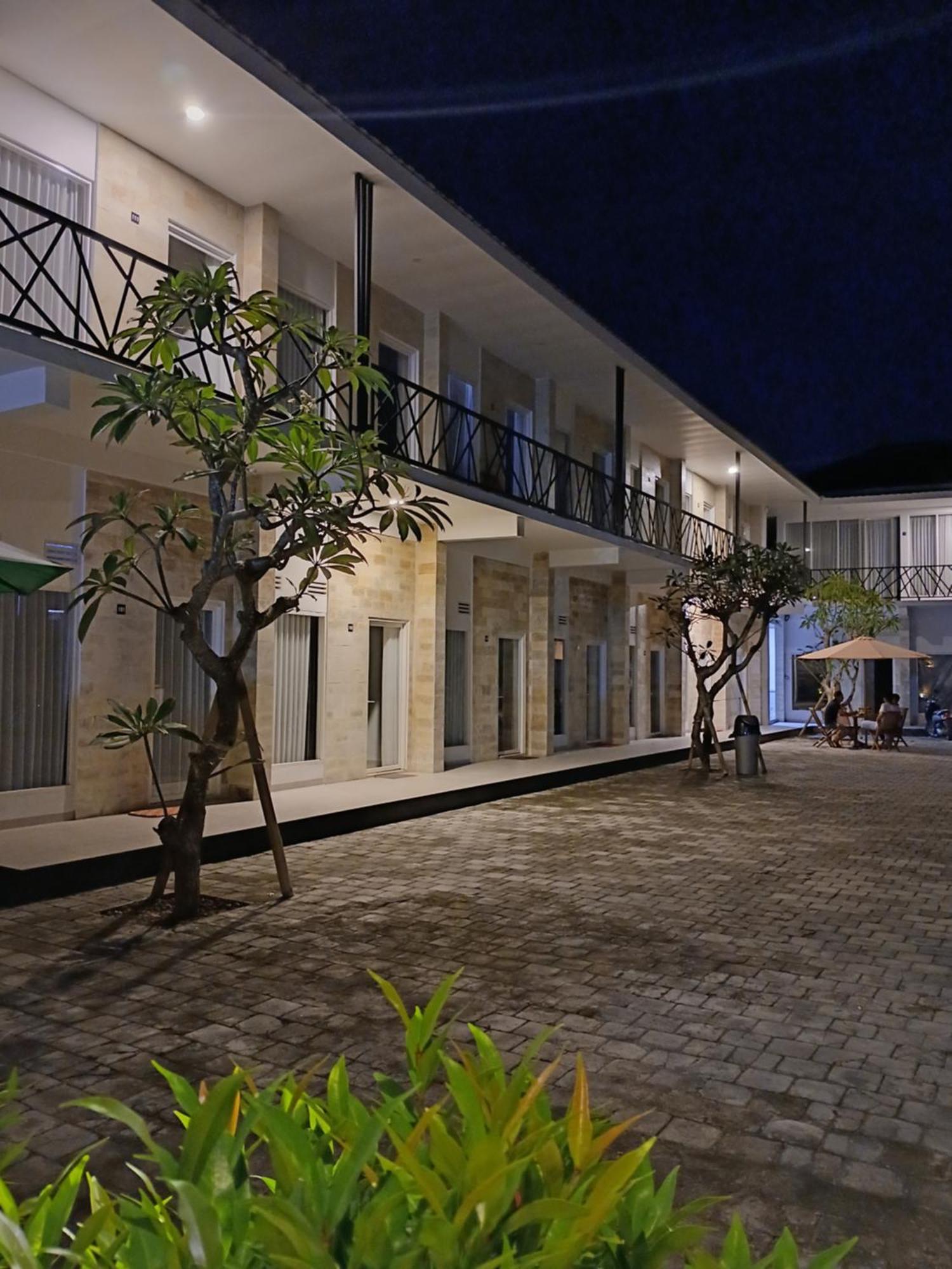 Zavana Rooms & Restaurant Tanjungkarang Eksteriør bilde